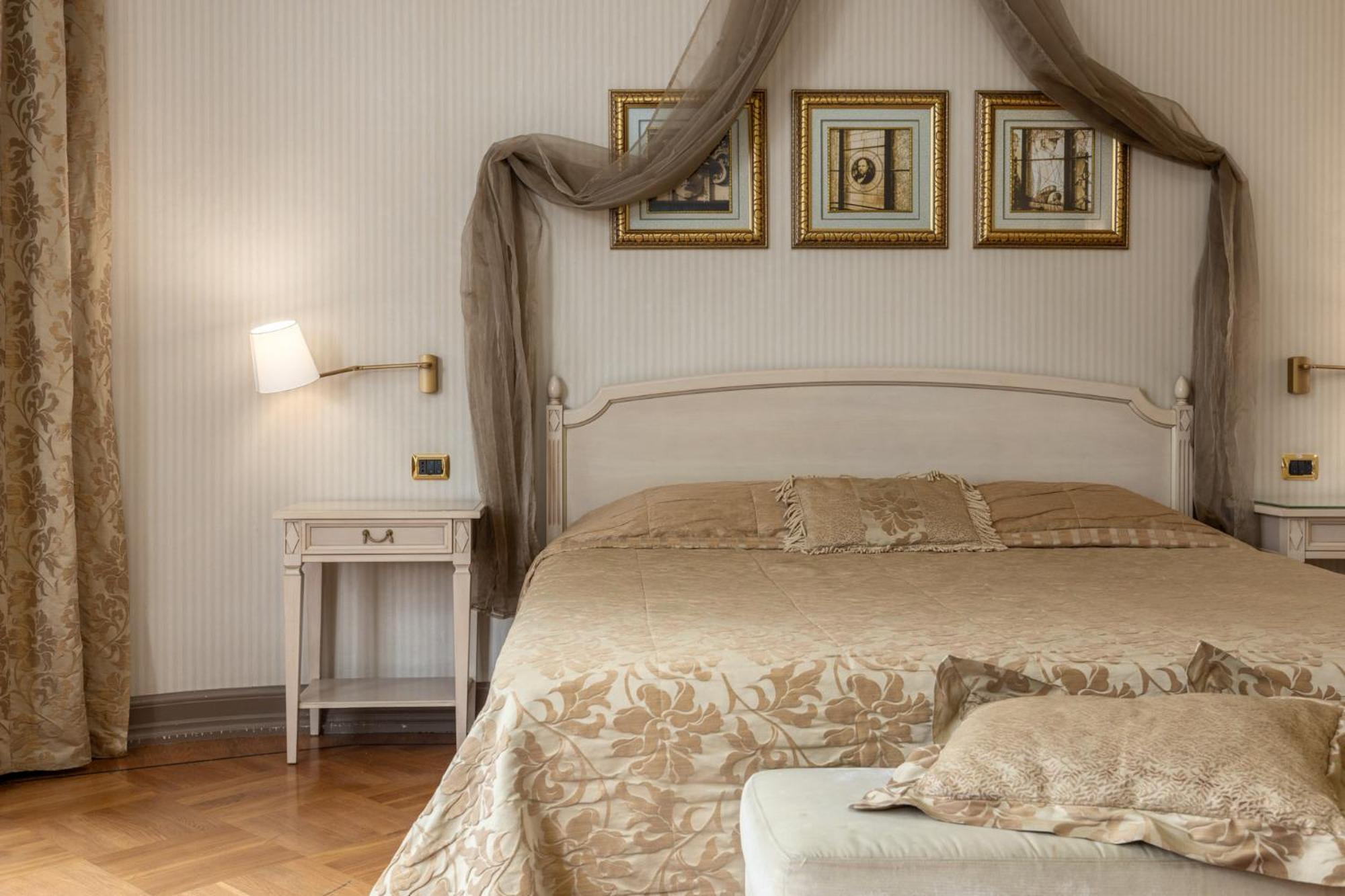 Отель The Benjamin House
