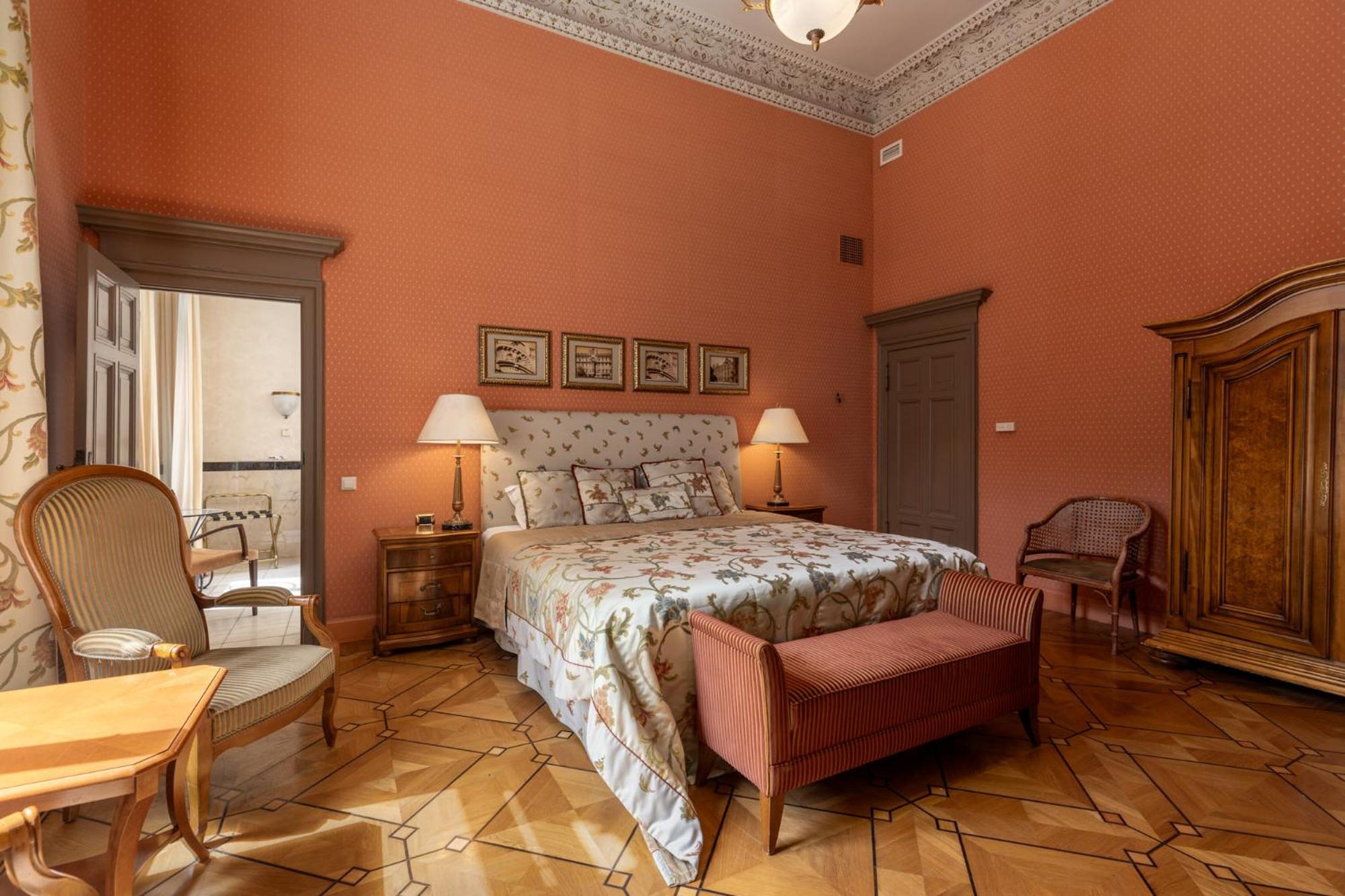 Отель The Benjamin House